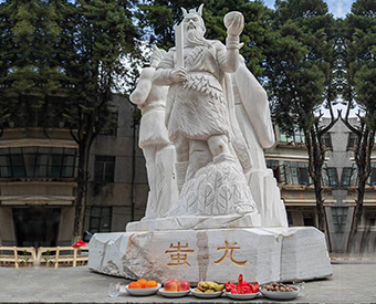 云南石雕黃帝、炎帝、蚩尤雕塑安裝效果展示